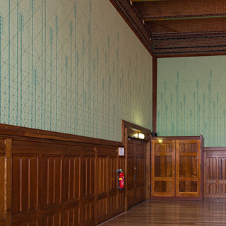 Aanbrengen stoffen wandbespanning met speciaal ontworpen patroon geweven op lakenvilt Veilingzaal Beurs van Berlage, Amsterdam