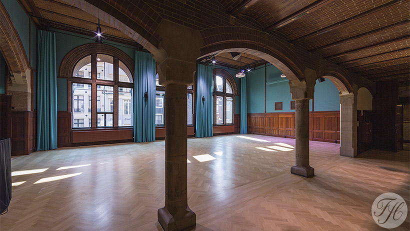 Stoffen wandbespanning in administratiezaal