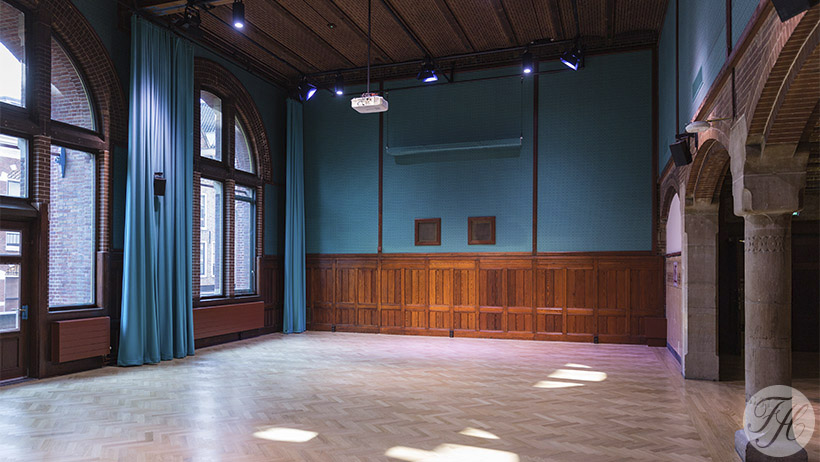 Stoffen wandbespanning en akoustisch materiaal in administratiezaal