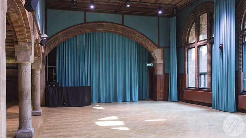 Stoffen wandbespanning en akoustisch materiaal in administratiezaal