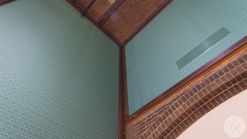 Stoffen wandbespanning en akoustisch materiaal in administratiezaal