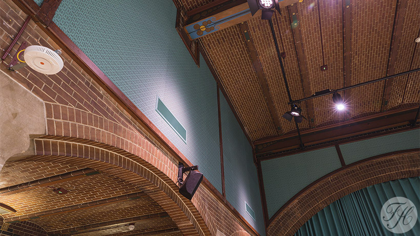 Stoffen wandbespanning en akoustisch materiaal in administratiezaal