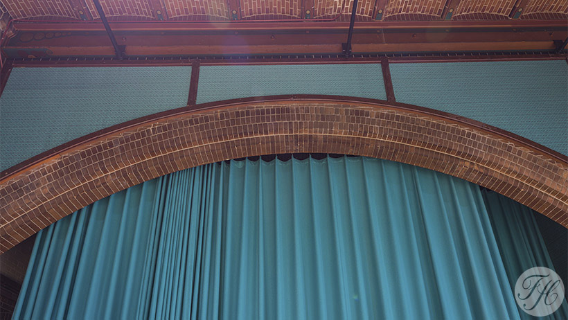 Stoffen wandbespanning en akoustisch materiaal in administratiezaal