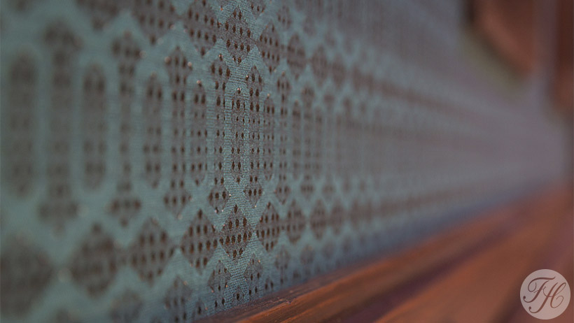 Stoffen wandbespanning en akoustisch materiaal in administratiezaal