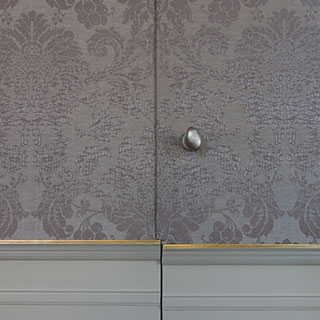 twee stijlkamers van het  monumentale pand van de Dudok Groep teruggebracht met authentieke aankleding van gespannen wandbespanning stof