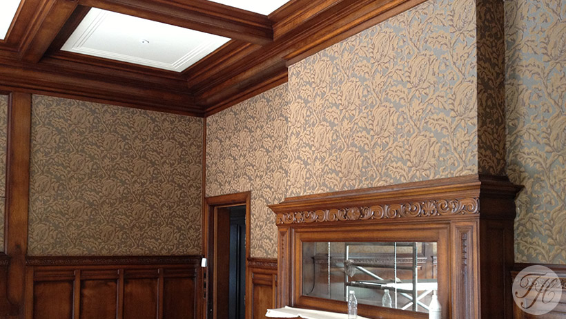 hoge lambrisering met daarboven wandbespanning Villa Eemwijk