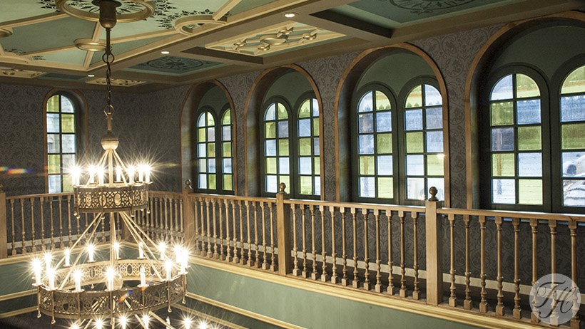 stoffen wandbespanning aangebracht in bestuurskamer van de Efteling attractie Ravelijn