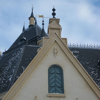 stoffen wandbespanning en behang aangebracht in bestuurskamer van de Efteling attractie Ravelijn Kaatsheuvel