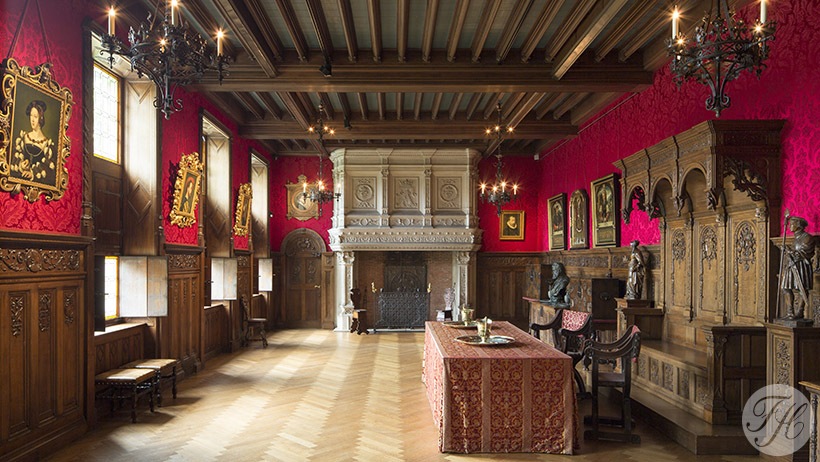 purperrode wandbespanning aangebracht in nationaal museum Kasteel van Gaasbeek