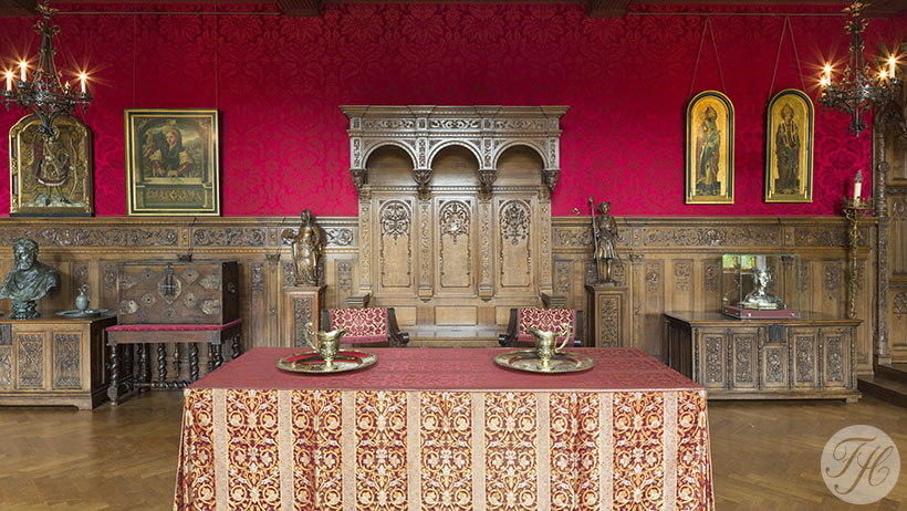 gespannen purperrode wandbespanning Kasteel van Gaasbeek