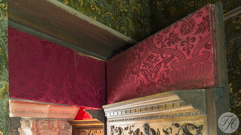 gespannen purperrode wandbespanning Kasteel van Gaasbeek