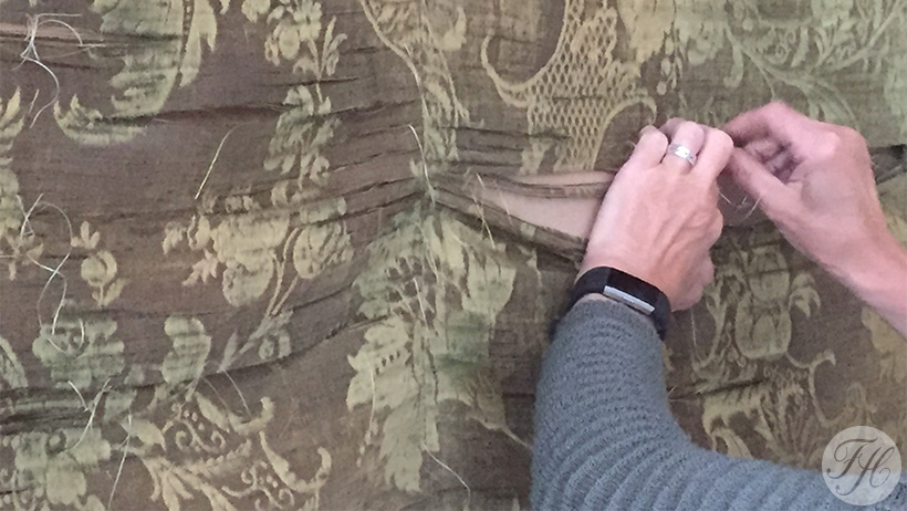 Huize Nederpolder in Gent restauratie zijde wandbespanning en aanbrengen betengeling met grondpapier