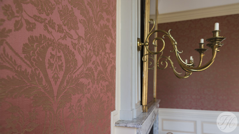 stoffen wandbespanning aangebracht in stijlkamer Huize Rhijnhof Leiden