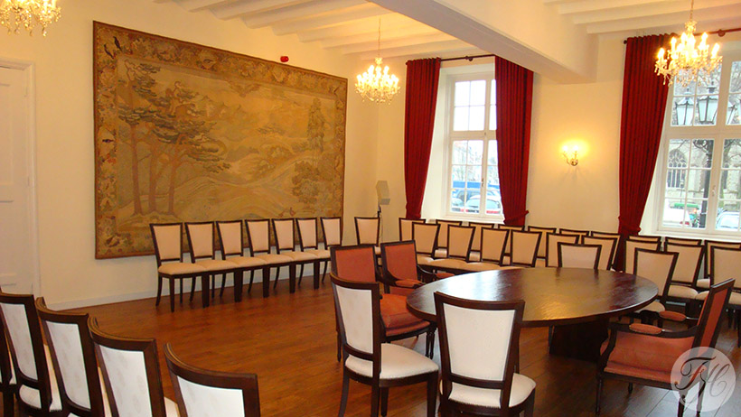 gespannen goblin op houten raamwerk trouwzaal gemeentehuis Hulst