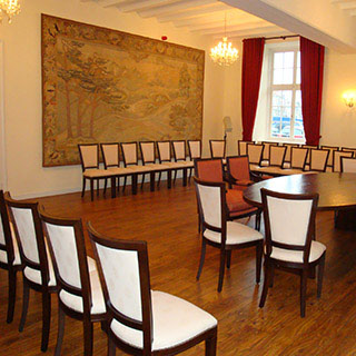 gespannen goblin op houten raamwerk trouwzaal gemeentehuis Hulst