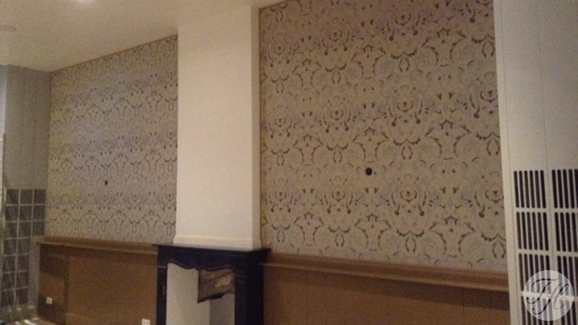 aanbrengen van stoffen wandbespanning foyers Stadsgehoorzaal Kampen