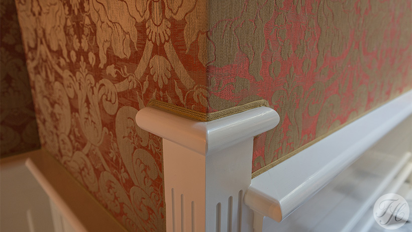 detail rode wandbespanningstof afgewerkt met koord souterrain Keizersgracht