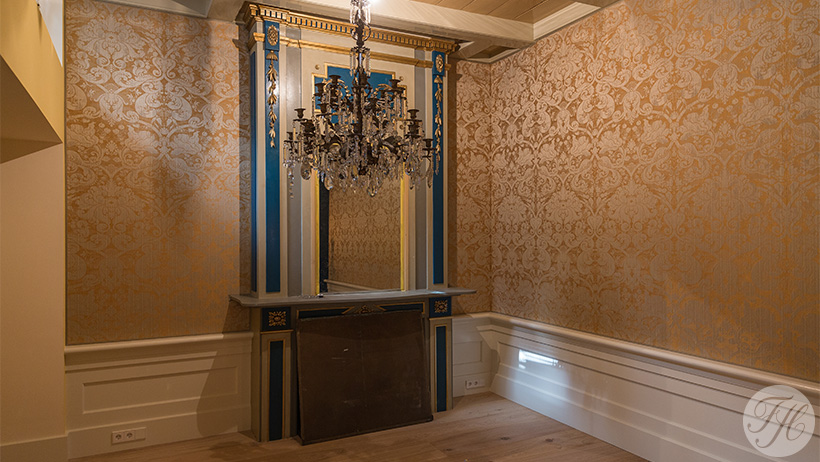 wand met gele wandbespanningstof souterrain Keizersgracht Amsterdam