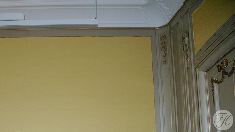 detail gele wandbespanningstof Museum De Lakenhal
