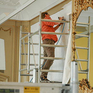 stoffen wandbespanning twee zalen Museum De Lakenhal Leiden