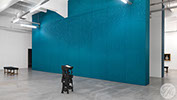 wand met bespannen stof ontworpen door kunstenaar Melvin Moti in Wiels centrum voor hedendaagse kunst in Brussel
