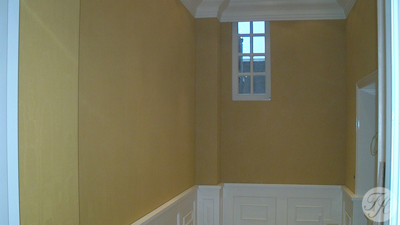 stoffen wandbespanning aangebracht in kamer klassiek herenhuis met moderne uitstraling Amsterdam