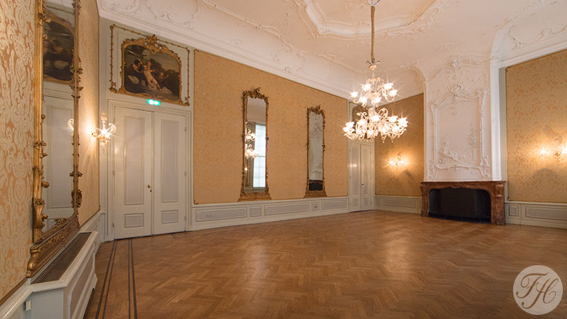 aanbrengen stoffen wandbespanning in authentieke stijlkamers monumentaal pand Grote zaal Pulchri Studio Den Haag