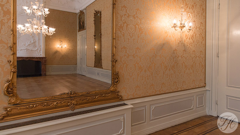 Wand bekleed met stoffen wandbespanning Grote zaal Pulchri Studio Den Haag