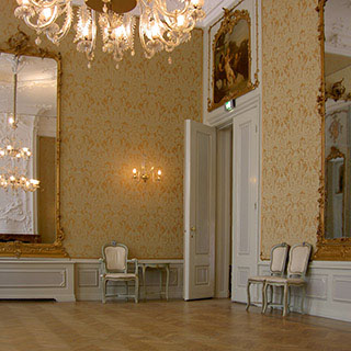 Strak gespannen stoffen wandbespanning in authentieke stijlkamers monumentaal pand Grote zaal Pulchri Studio Den Haag