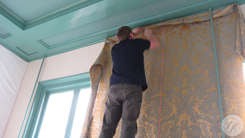 stoffen wandbespanning aangebracht in monumentaal pand Ridderhofstad Gunterstein Breukelen