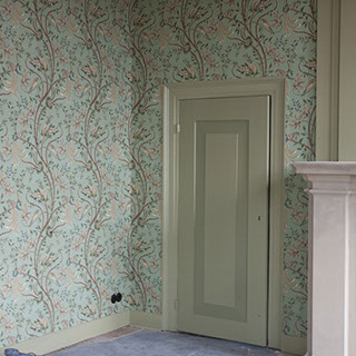 stoffen wandbespanning, betengeling en behang aangebracht in monumentaal pand Ridderhofstad Gunterstein Breukelen