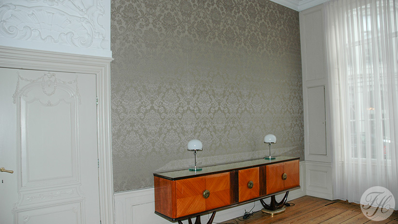 Monmentaal pand met twee stijlkamers voorzien van stoffen wandbespanning