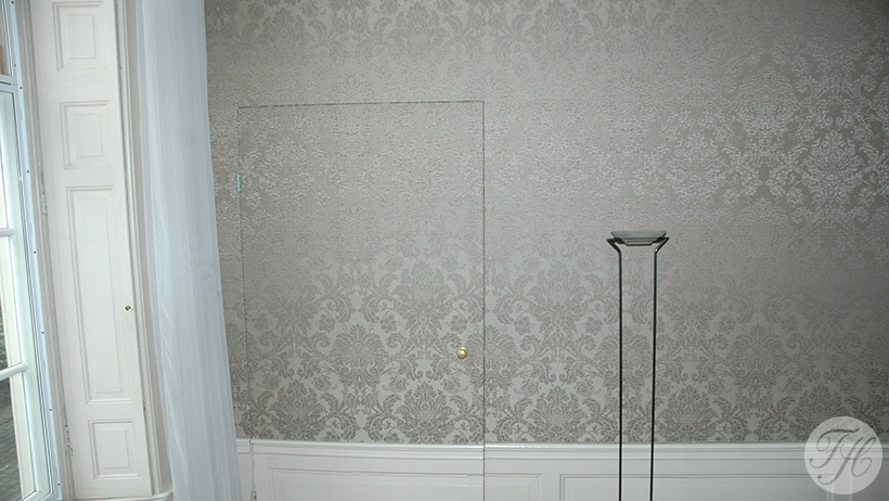 grote wand met blinde deur voorzien van stoffen wandbespanning monumentaal pand Dordrecht