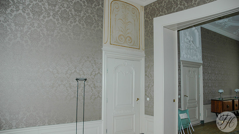 Grote kamer en-suite voorzien van stoffen wandbespanning monumentaal pand Dordrecht