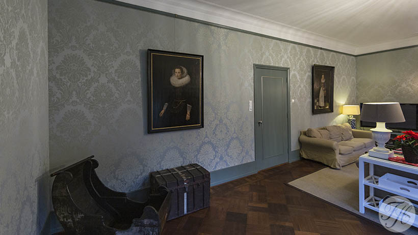 Aanbrengen stoffen wandbespanning in monumentale villa Aerdenhout