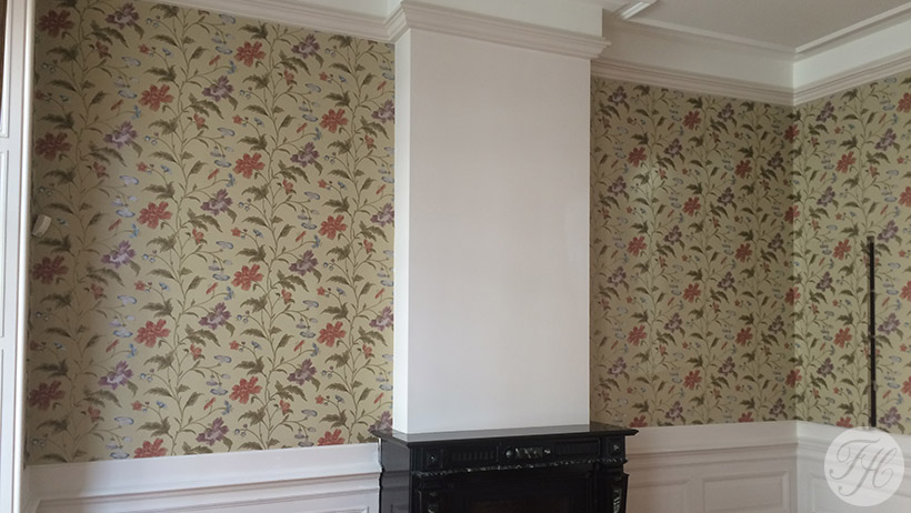 Stijlkamer voorzien van traditionele betengeling en afgewerkt met behang