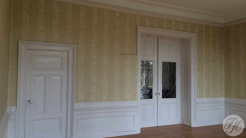 Klassieke opbouw betengeling afgewerkt met grondpapier en behang