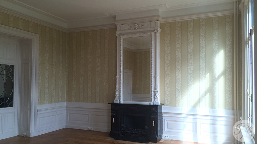 Traditionele opbouw van betengeling afgewerkt met grondpapier en behang