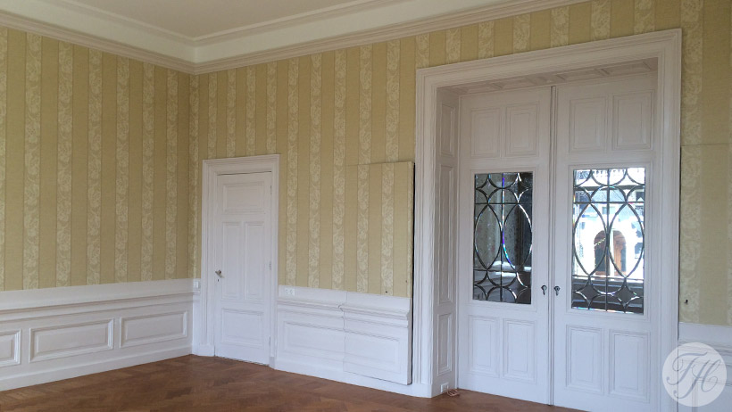 Klassieke betengelen, gespannen linnen afgewerkt met grondpapier en behang