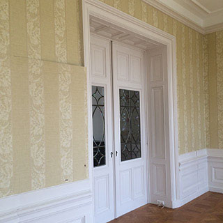 Drie stijlkamers voorzien van klassieke betengeling afgewerkt met behang en een stoffen wandbespanning in Herenhuis aan  Vondelpark, Amsterdam