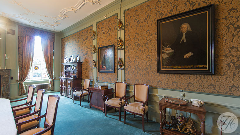 klassieke wandbespanning in de Regentenkamer van het voormalig weeshuis in Nijmegen