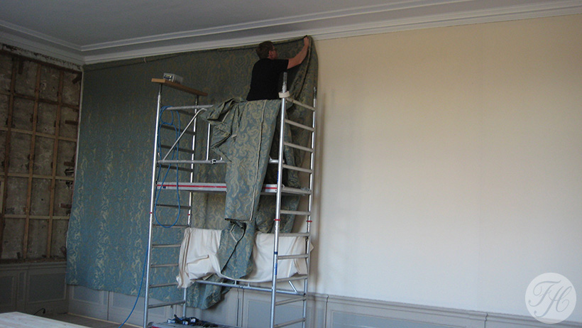 Aanbrengen wandbespanning op ondergrond van molton Huize Westerflier Hof van Twente