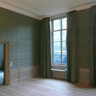 stoffen wandbespanning en gordijnen voor warmte en geluidsisolatie stijlkamer Huize Westerflier Hof van Twente