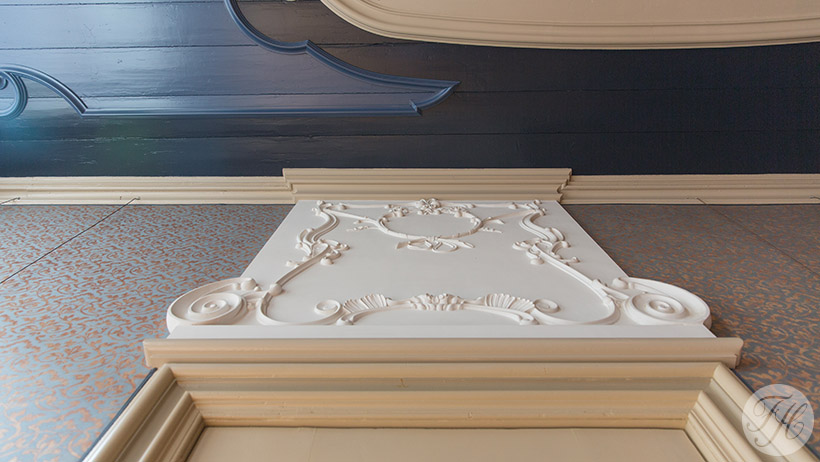 stoffen wandbespanning afgewerkt met band