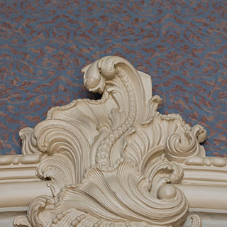 uthentieke wandbespanning van gespannen stof afgewerkt met passend bandje in West-Indisch huis, Dordrecht