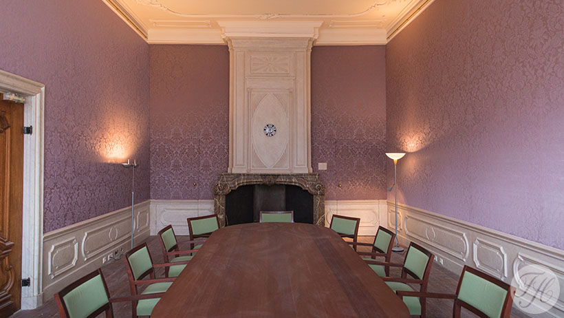 gegaufreerd zijden wandbespanning in stijlkamer monumentaal grachtenpand en rijksmonument De Witte Roos Delft