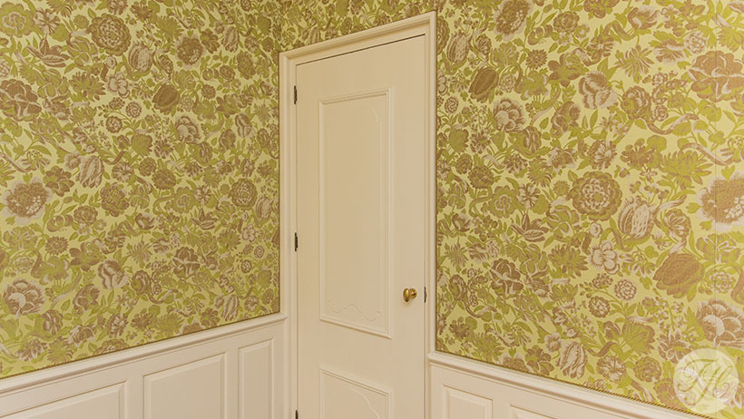 stoffen wandbespanning in tuinkamer afgewerkt met koord monument De Witte Roos