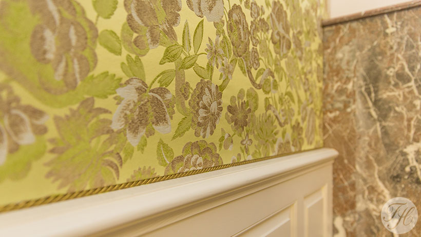 detail stoffen wandbespanning in tuinkamer afgewerkt met koord monument De Witte Roos